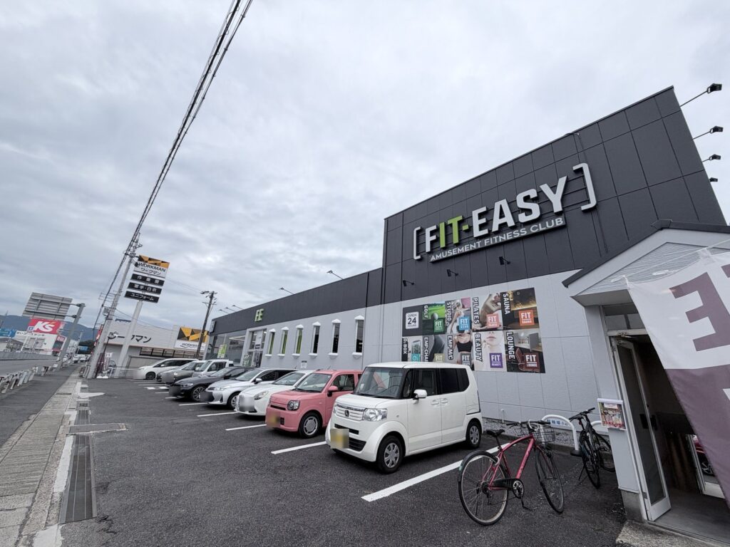 フィットイージー瑞浪店の外観と、正面の駐車場に並んだ車
